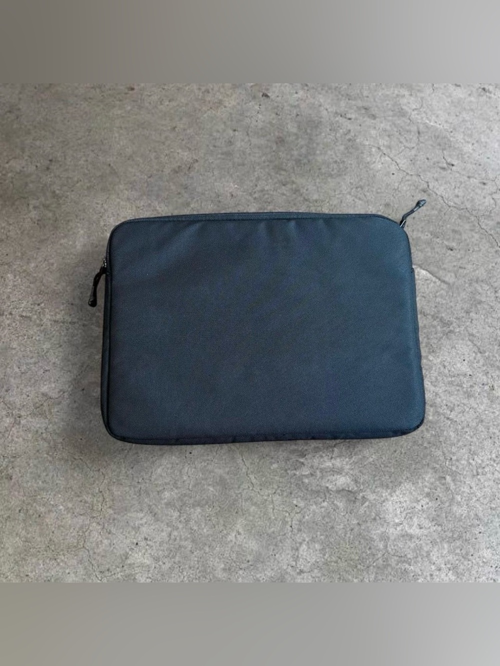 Thule Laptop/Macbook Sleeve - Picture 3 of 7